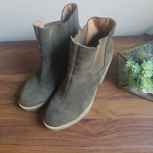 Urban Outfitters suede boots - Picture 2 of 5